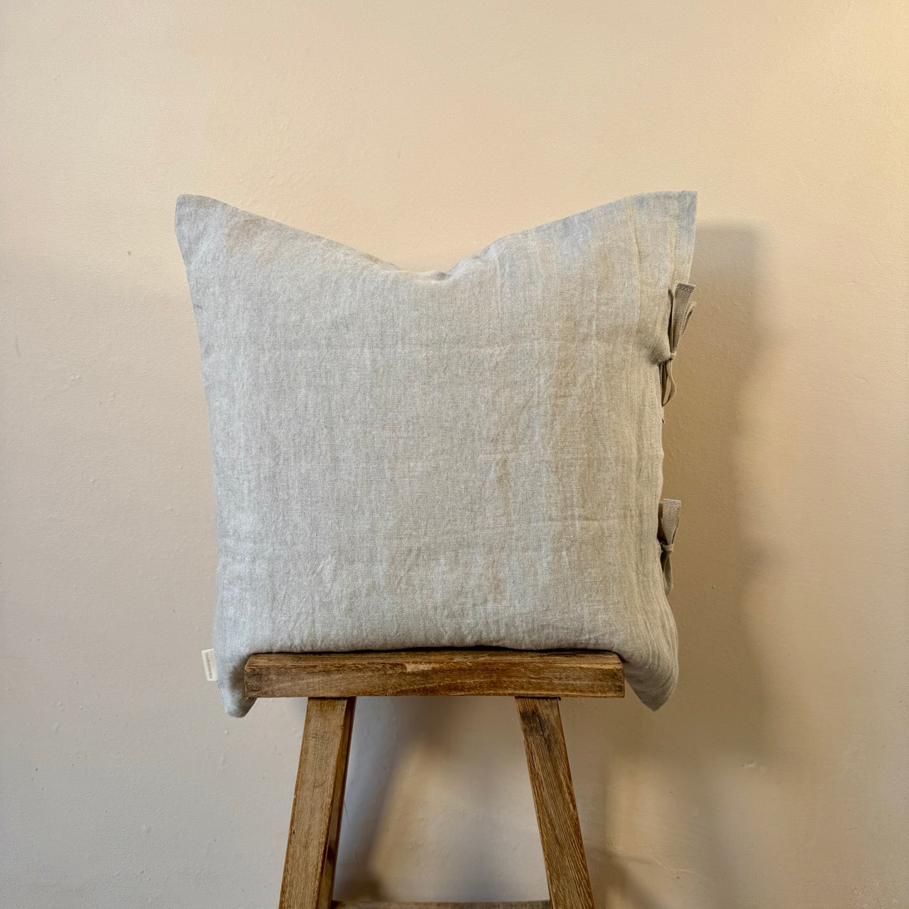 FUNDA DE COJÍN LINO BEIGE CON LAZOS 50x50