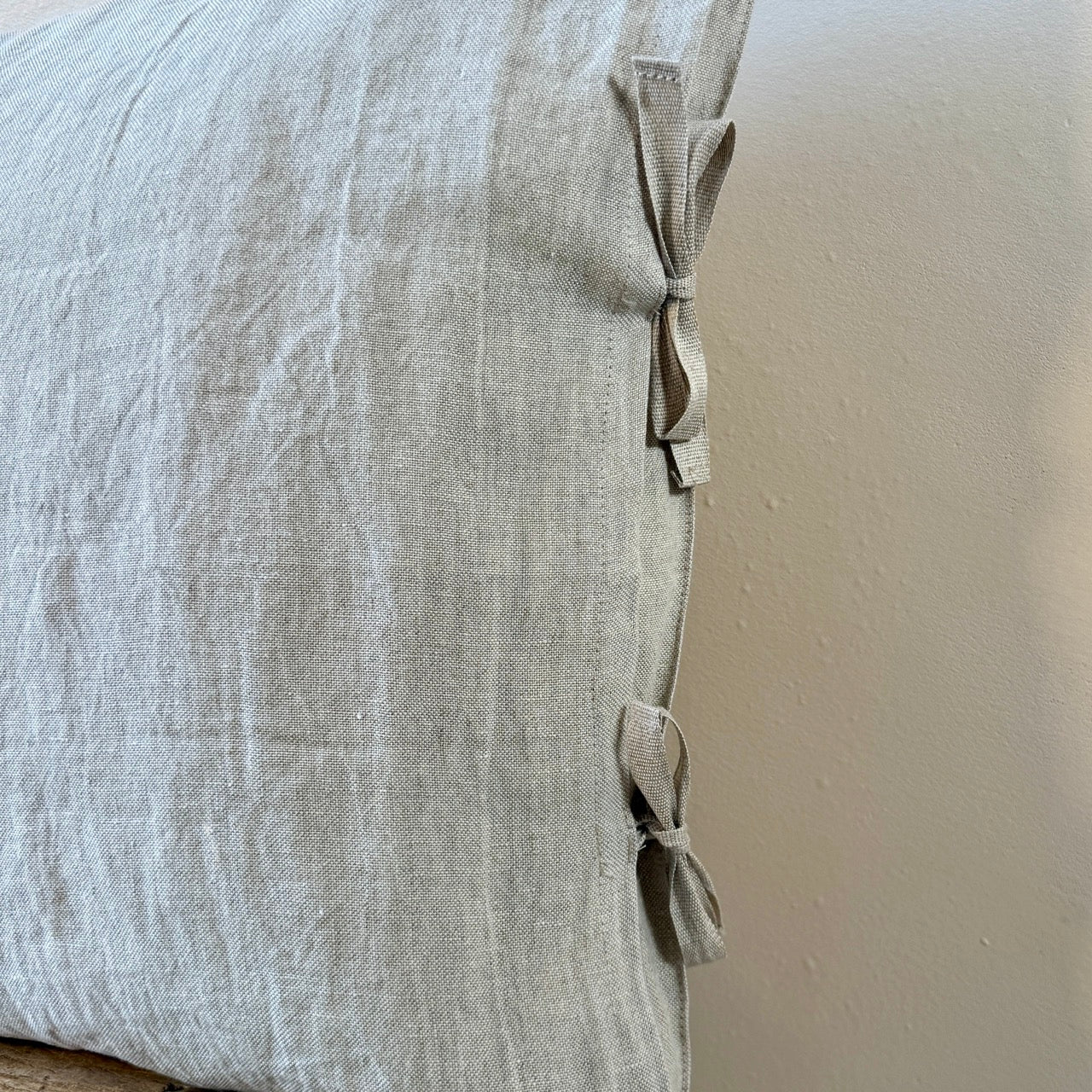 FUNDA DE COJÍN LINO BEIGE CON LAZOS 50x50