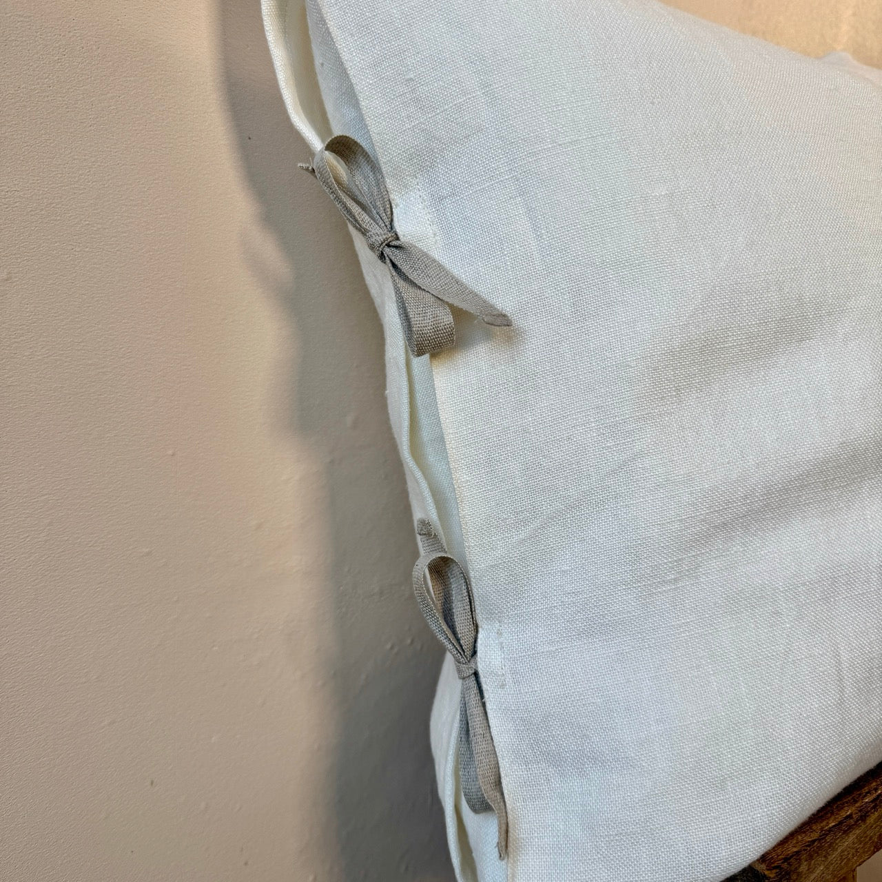 FUNDA DE COJÍN LINO BLANCO CON LAZOS 50x50