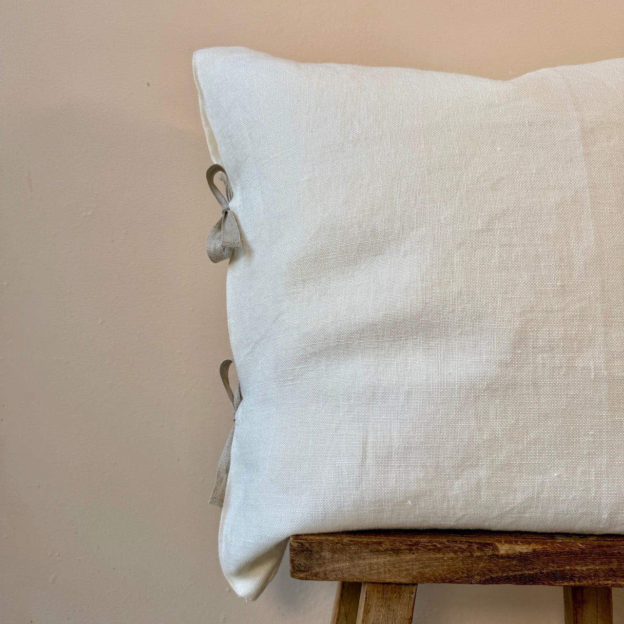FUNDA DE COJÍN LINO BLANCO CON LAZOS 50x50