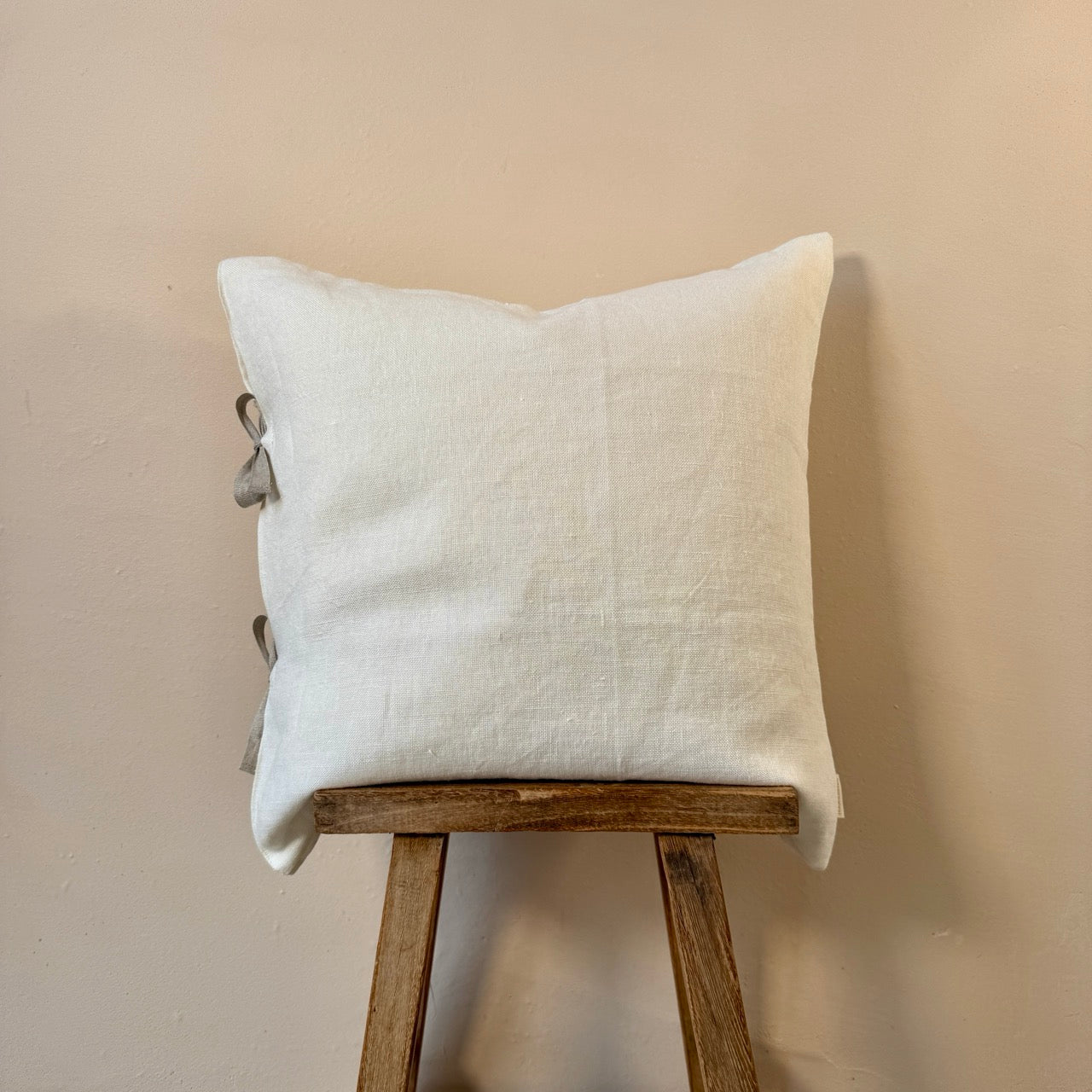 FUNDA DE COJÍN LINO BLANCO CON LAZOS 50x50