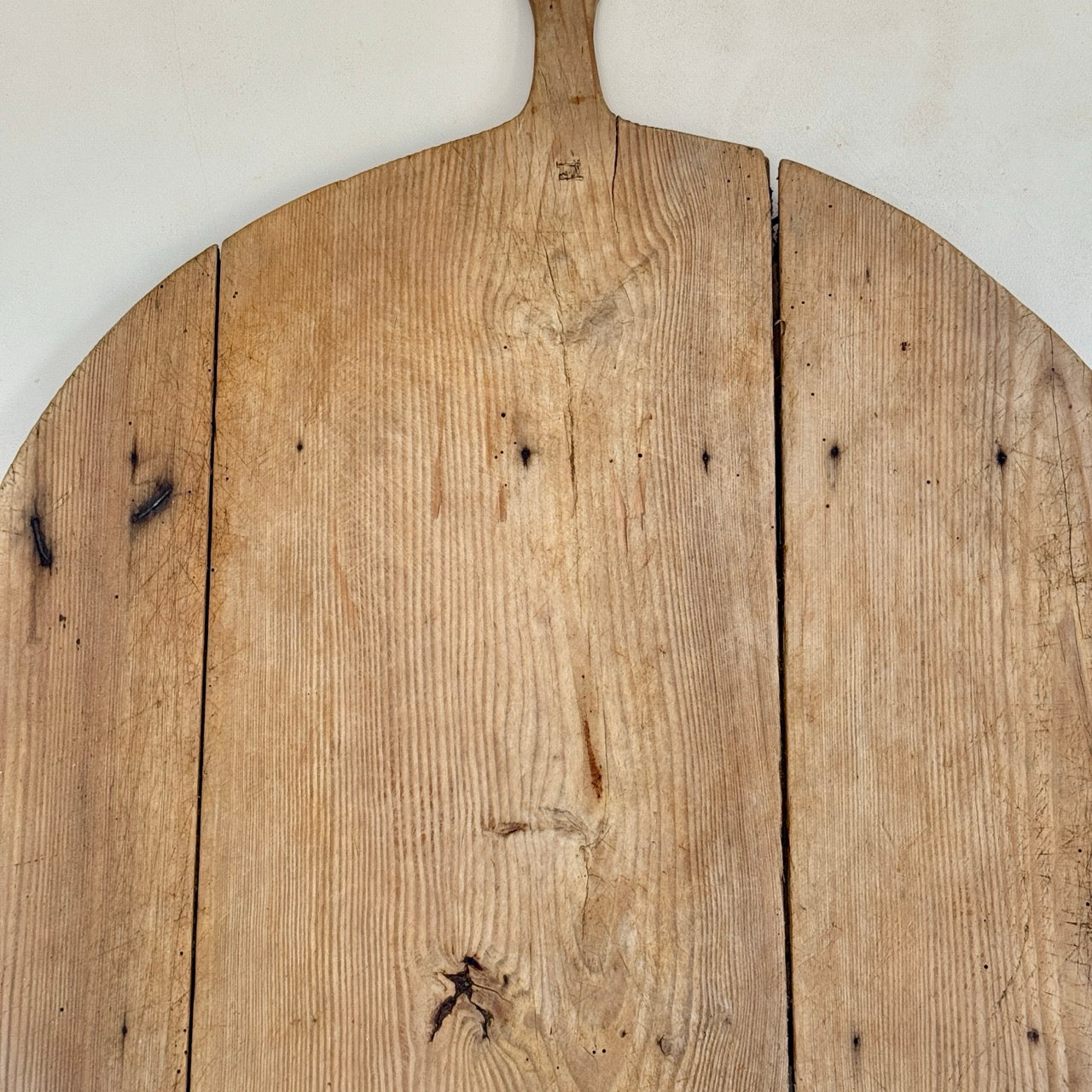 ANTIQUE ROUND CUTTING BOARD