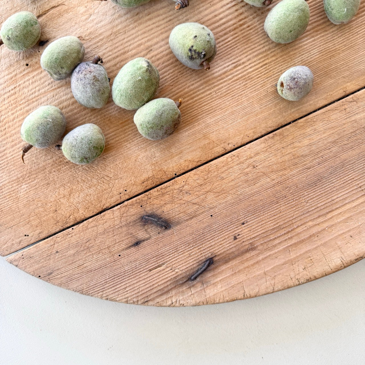 ANTIQUE ROUND CUTTING BOARD