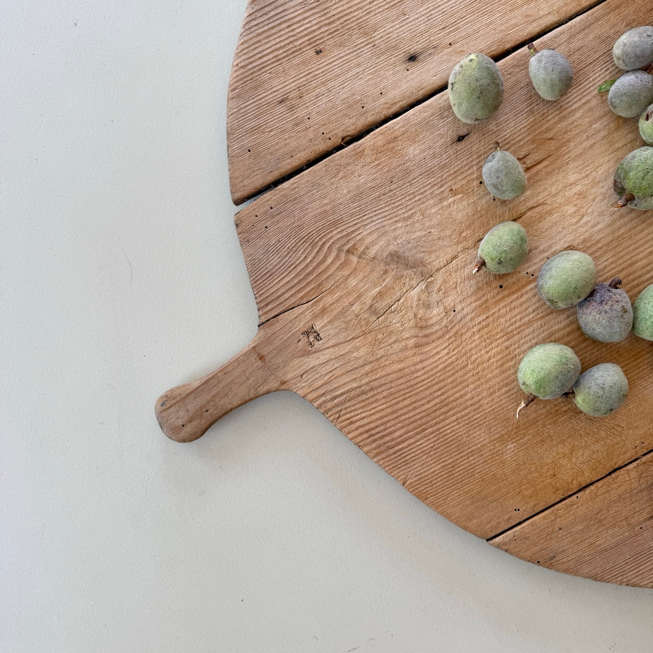 ANTIQUE ROUND CUTTING BOARD