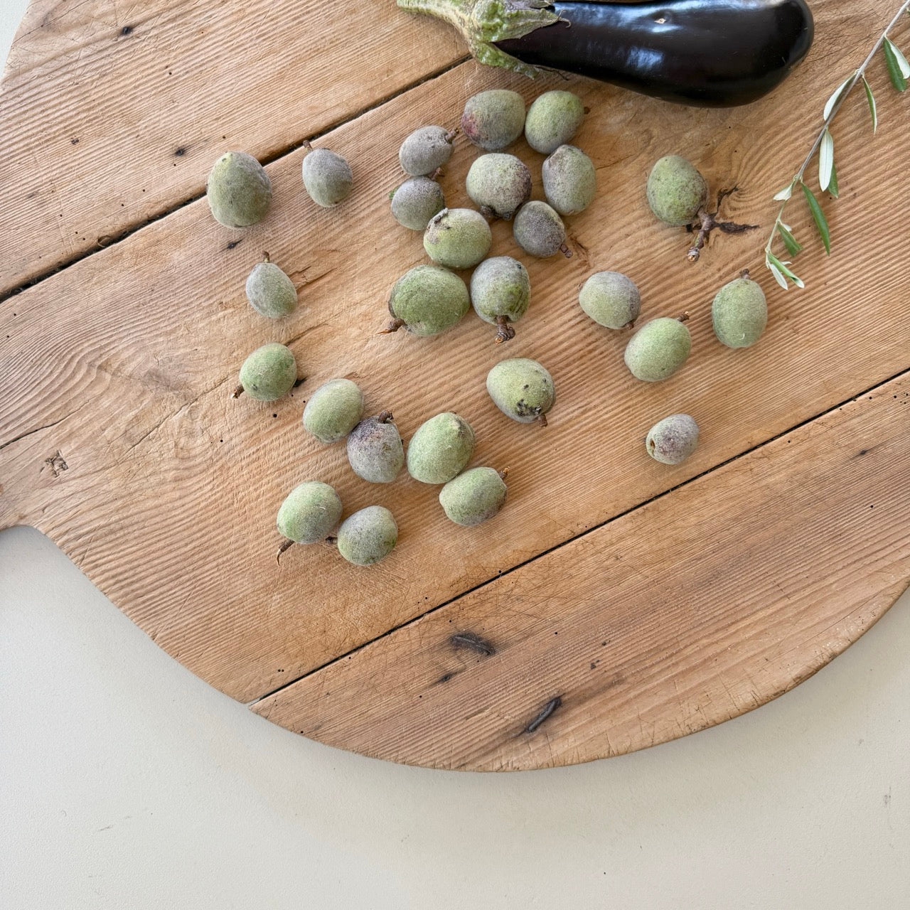ANTIQUE ROUND CUTTING BOARD