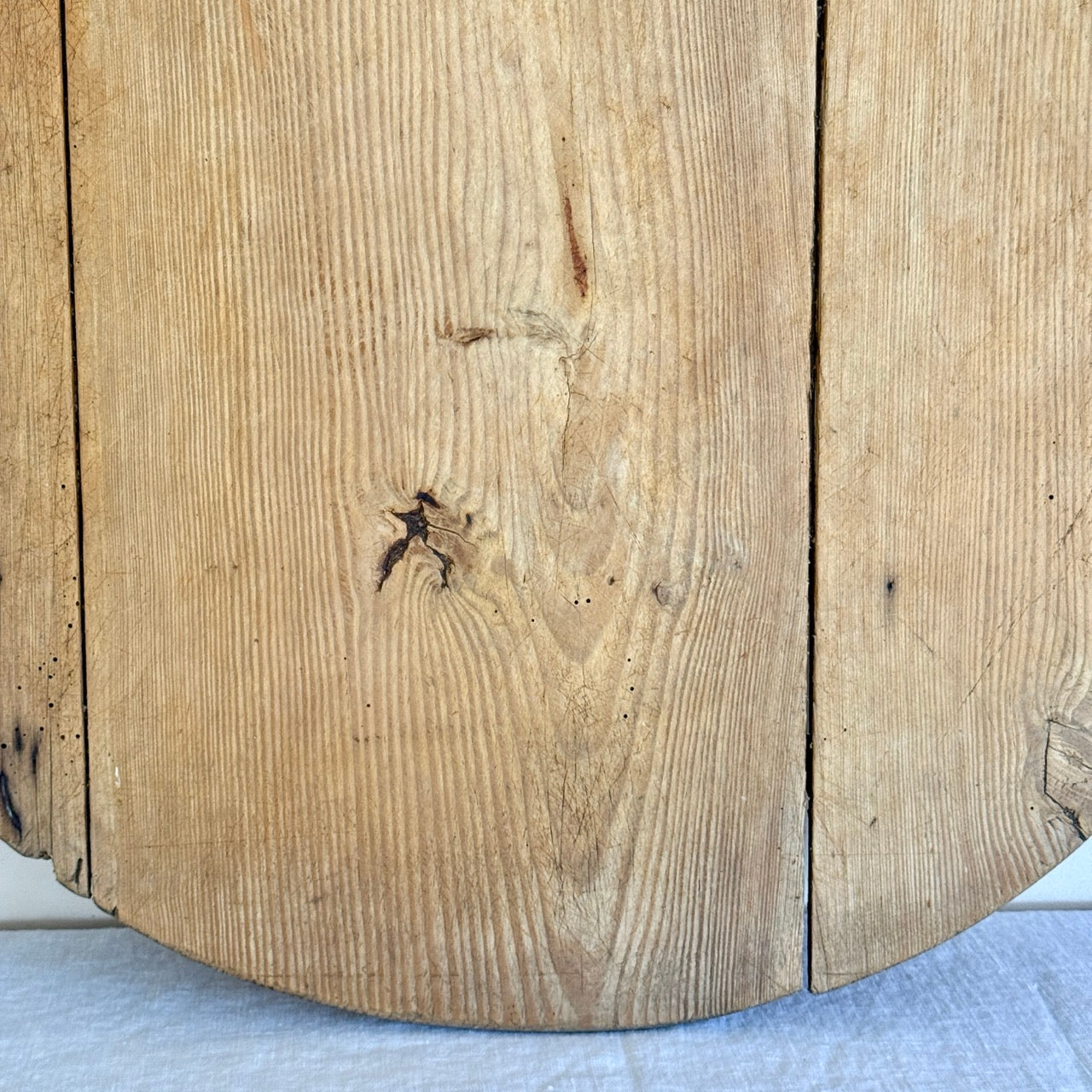 ANTIQUE ROUND CUTTING BOARD