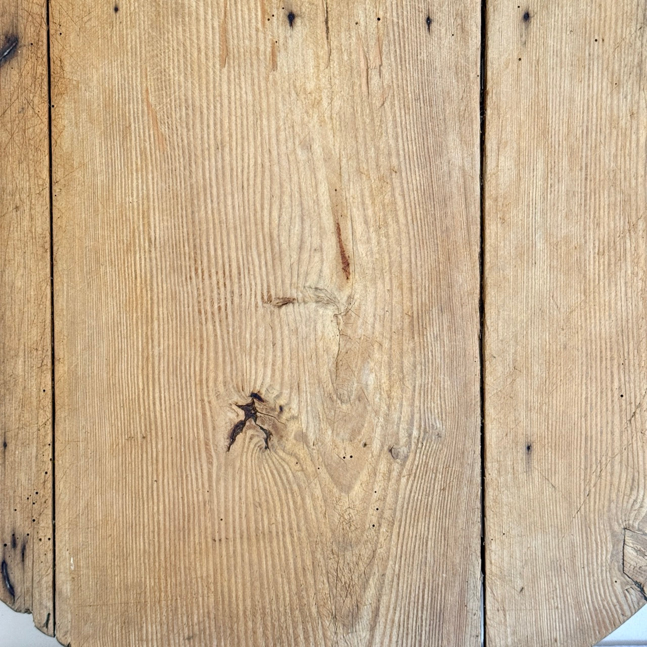 ANTIQUE ROUND CUTTING BOARD