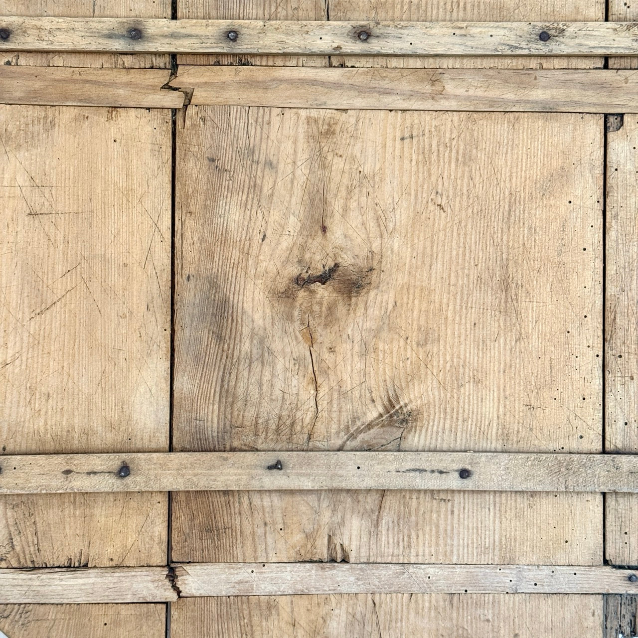 ANTIQUE ROUND CUTTING BOARD