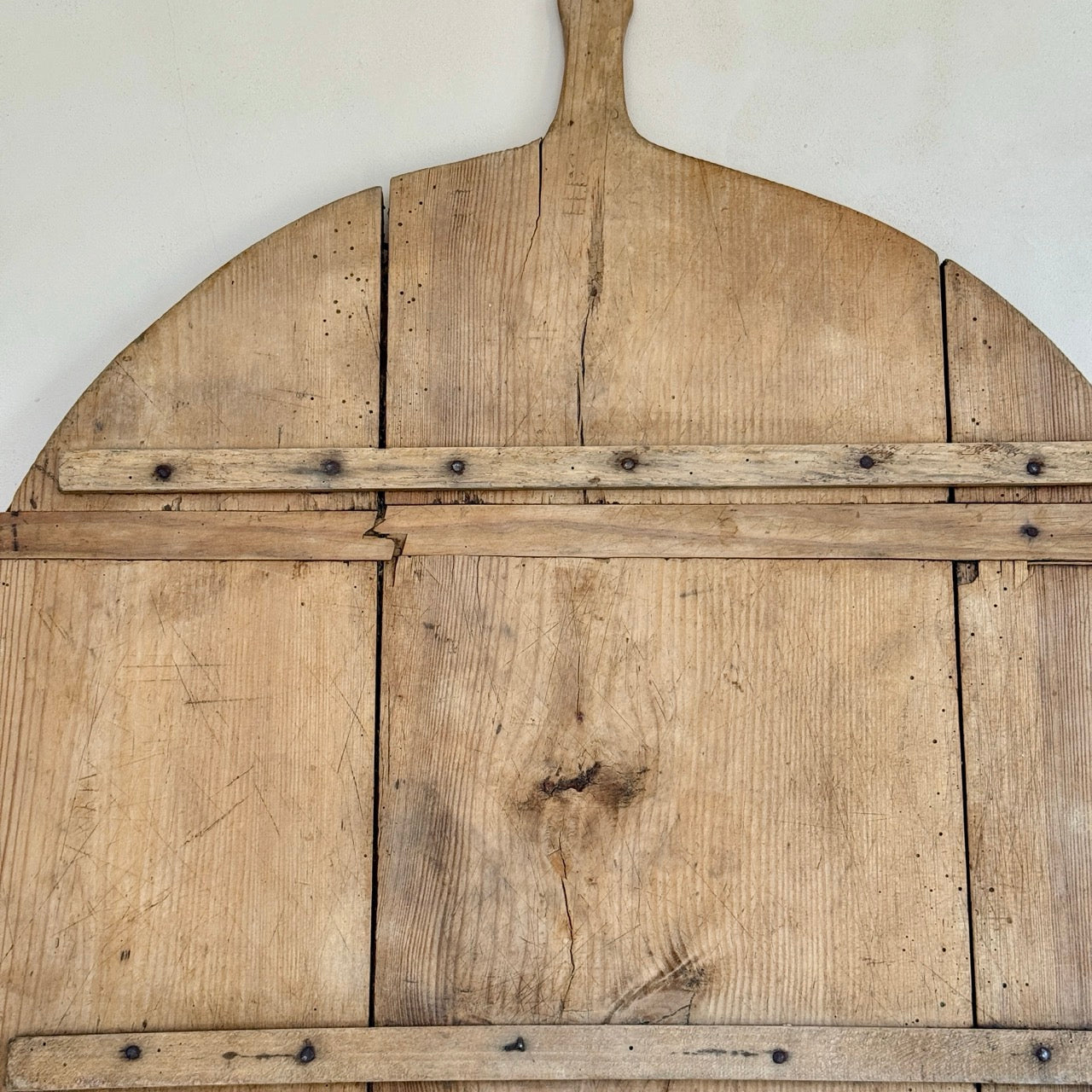 ANTIQUE ROUND CUTTING BOARD