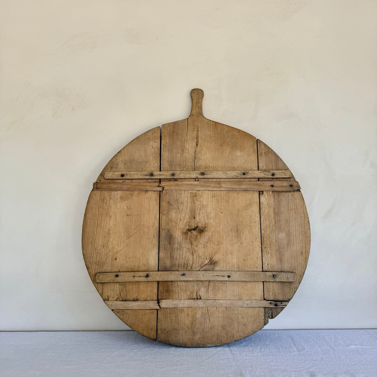 ANTIQUE ROUND CUTTING BOARD