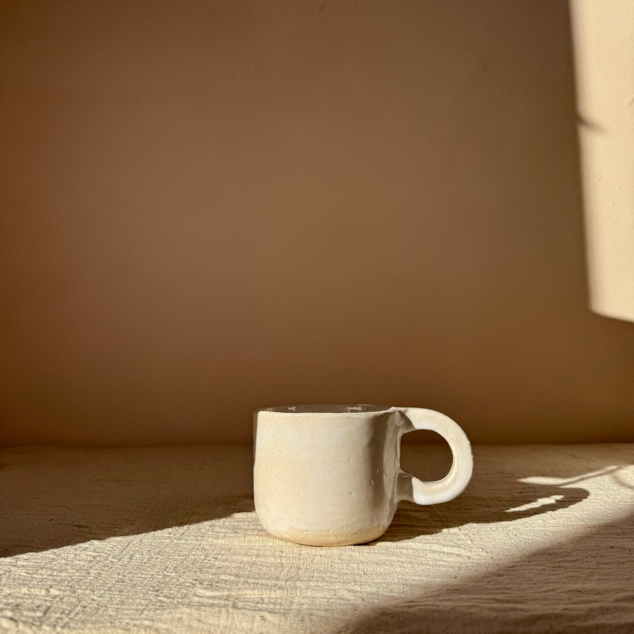 TAZA DE CERÁMICA ARTESANA Y FORMA ORGÁNICA