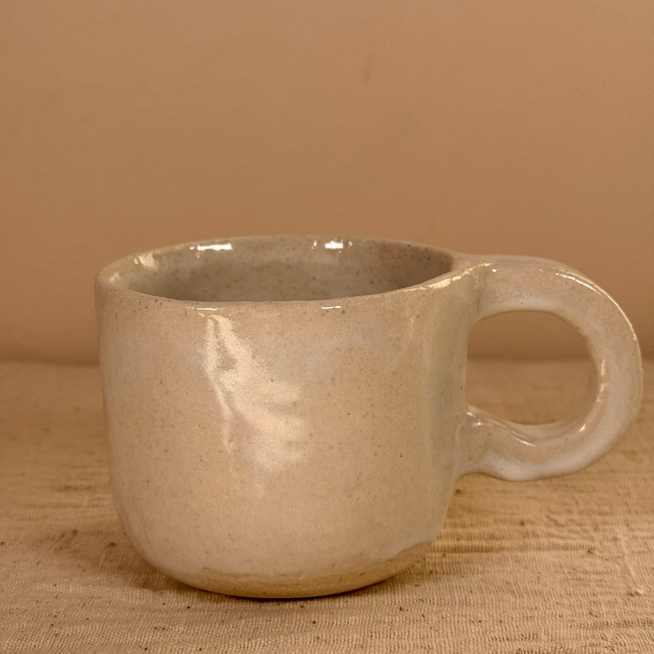 TAZA DE CERÁMICA ARTESANA Y FORMA ORGÁNICA